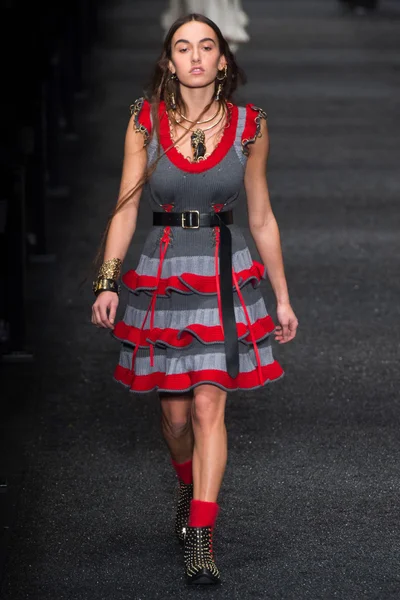 Look 16